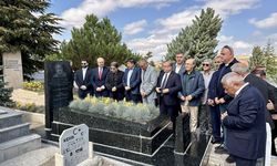 'Bozkırın Tezenesi' Neşet Ertaş, Kırşehir'de mezarı başında anıldı