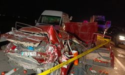 Denizli'de kamyonete çarpan otomobilde 1 kişi öldü, 2 kişi yaralandı