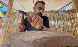 Iğdırlı ressam Karabağ'dan getirilen taşa zaferin sembolünü nakşetti