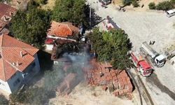Bahçede temizlik için yaktığı ateş evini küle çevirdi