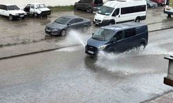 Sağanak yağış yolları gölete çevirdi: Araçlar temkinli ilerledi