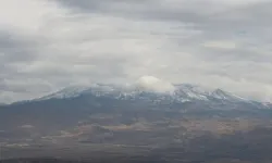 Ağrı Dağı'na mevsimin ilk karı yağdı