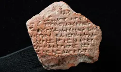 Hattuşa'da bulunan çivi yazılı tablet parçasının Kadeş Barış Antlaşması'nın nüshalarından olduğu belirlendi