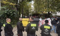 Berlin'de öğrenciler Fransa'daki öğrencilerle dayanışma için üç okulun önünde gösteri yaptı