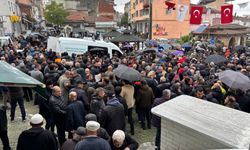 Çanakkale'de refüjdeki aydınlatma direğine çarpan otomobildeki 2 kişi öldü