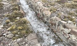 Erciyes Dağı'ndaki su kanalları buz tuttu