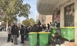 Fransa'da polis lise eylemlerinde öğrencilere biber gazıyla müdahale ediyor