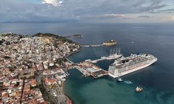 Kuşadası'na 4 kruvaziyerle 6 bin turist geldi