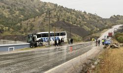 Şırnak'ta tırla çarpıştıktan sonra eve çarpan yolcu otobüsündeki 1 kişi öldü, 14 kişi yaralandı