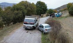 Tokat'ta kamyon ile otomobilin çarpıştığı kazada 4 kişi yaralandı
