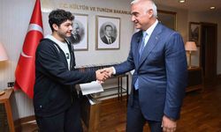 Bakan Ersoy zorlu şartlar altında YKS'de derece yapan öğrenciyle bir araya geldi