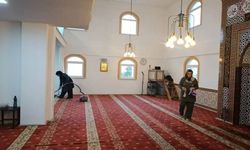 Kadınlardan imece usulü cami temizliği