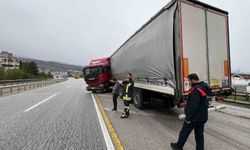 Kastamonu'da bariyerlere çarpan tır makasladı: 1 yaralı
