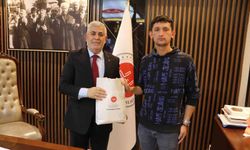 KPSS'ye girerken tezgahına bıraktığı not ile gündem olan simitçiye anlamlı kabul