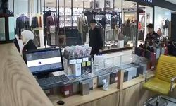 Önce kokladı, hoşuna gidince parfümü cebine koyup uzaklaştı