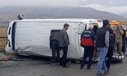 Yüksekova'da öğrenci servisi devrildi: 10 yaralı