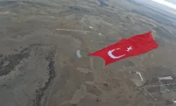Özel Kuvvetler, 3 bin 37,5 metrekarelik dev Türk bayrağını gökyüzünde dalgalandırdı