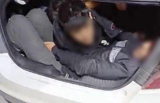 Polisin durdurduğu aracın bagajından kaçak göçmen çıktı