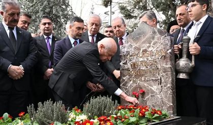 MHP Lideri Devlet Bahçeli, Başbuğ Alparslan Türkeş'i kabri başında andı