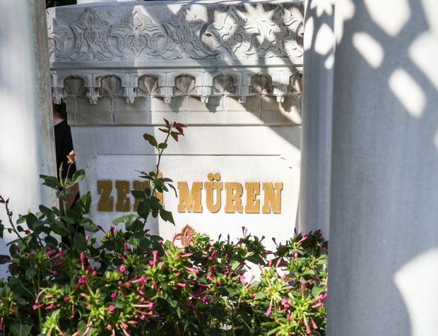 Zeki Müren vefatının 27'ncı yılında mezarı başında anıldı