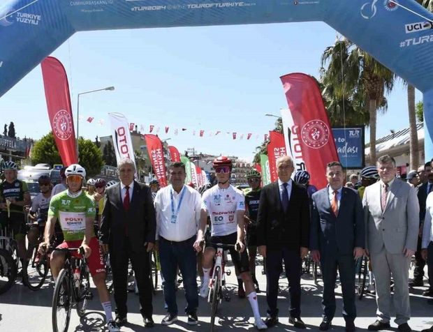 Cumhurbaşkanlığı Bisiklet Turu’nda Kuşadası-Manisa (Spil Dağı) etabı başladı