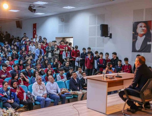 Trabzonspor Teknik Direktörü Abdullah Avcı, öğrencilerle bir araya geldi