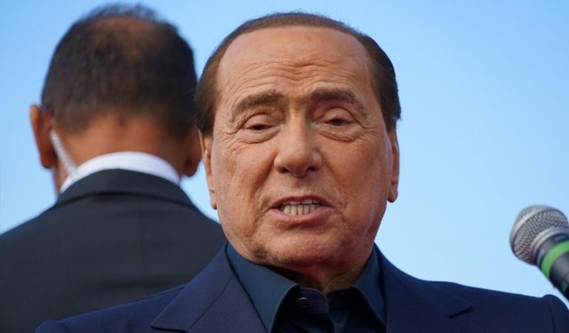 İtalya'da Berlusconi'nin Putin'e dair sözleri ve iki liderin hediyeleşmesi tartışılıyor