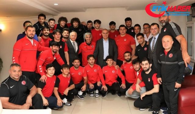 Niğde Valisi Mustafa Koç, Grekoromen Güreş Milli Takımı'nı ziyaret etti