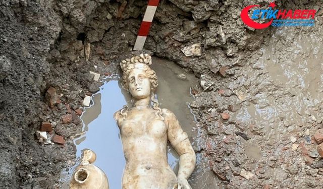 Amasra'da tarihi Bedesten'de yapılan kazılarda 1800 yıllık "su perisi heykeli" bulundu