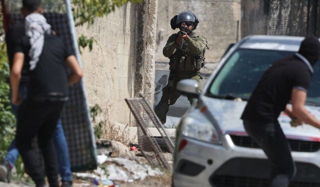 İsrail güçleri, Batı Şeria'ya düzenledikleri gece baskınlarında en az 12 Filistinliyi gözaltına aldı