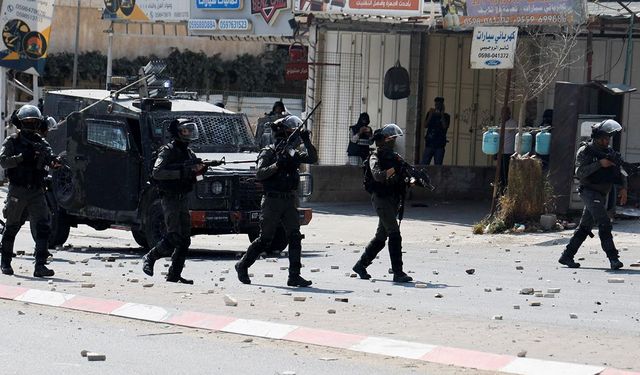 İsrail güçleri Batı Şeria'da 32 Filistinliyi daha gözaltına aldı
