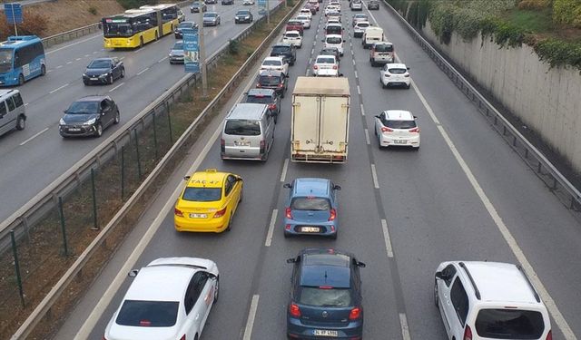 İstanbul'da haftanın ilk günü trafik yoğunluğu yaşanıyor