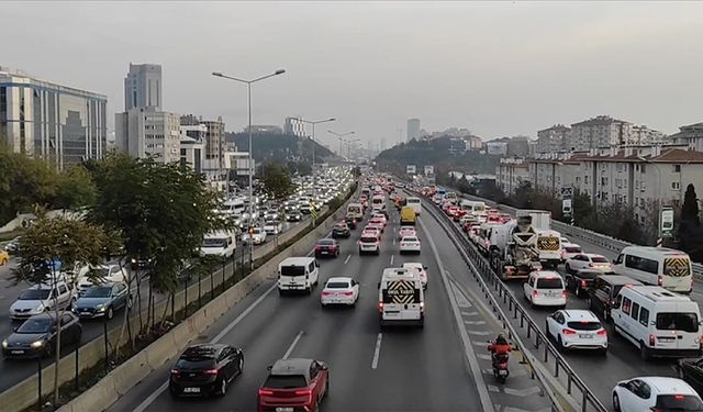 İstanbul'da haftanın ilk iş gününde trafikte aksamalar yaşanıyor