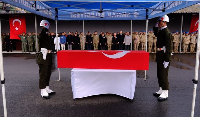 Pençe-Kilit Operasyonu bölgesinde şehit olan 3 asker için Şırnak'ta tören yapıldı