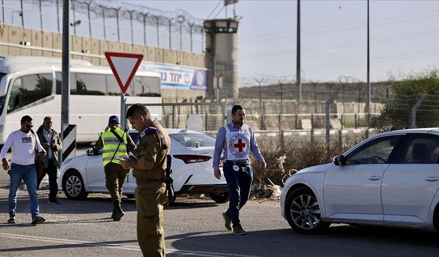 Gazze Şeridi’ndeki 13 İsrailli esir İsrail’e getirilmek üzere Mısır tarafına teslim edildi