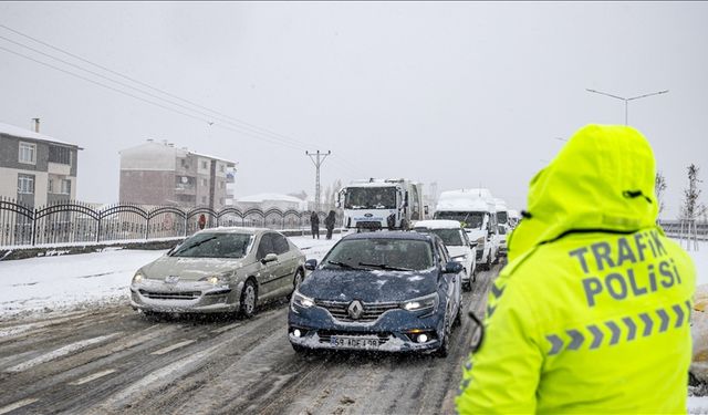 Kar yağışı nedeniyle Bingöl-Erzurum kara yolunda ulaşım kontrollü sağlanıyor
