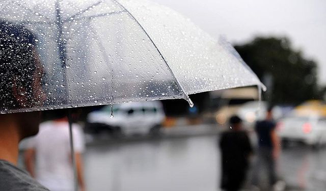 İzmir’i sağanak vurdu: Yollar göle döndü, semt pazarı sular altında kaldı