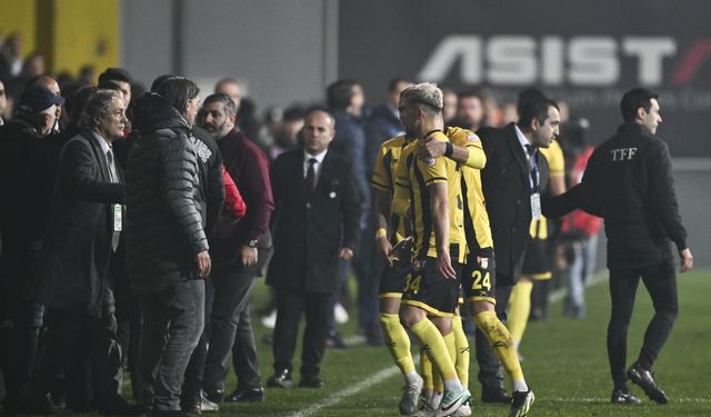İstanbulspor Başkanı Sarıalioğlu, Trabzonspor maçında hakeme tepki olarak takımını sahadan çekti