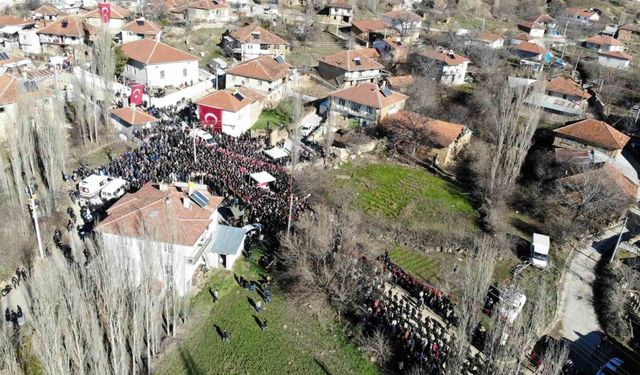 Şehidin kız kardeşi ağabeyini merasim kılıcı ile uğurladı