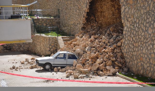 Adıyaman'da yıkılan istinat duvarı bir otomobilde hasara yol açtı