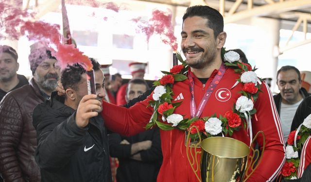Avrupa şampiyonu Serbest Güreş Milli Takımı, Ankara'da coşkuyla karşılandı