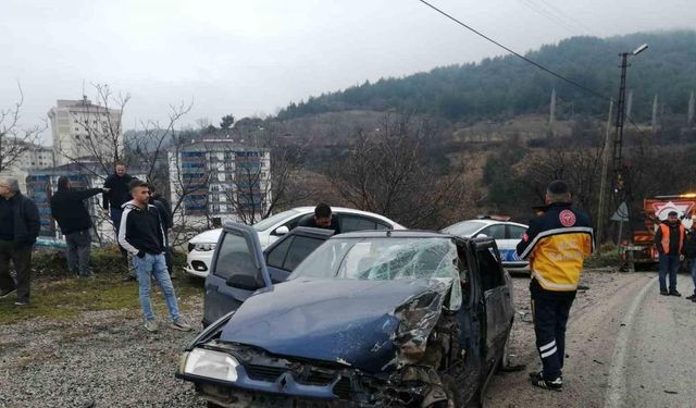 Otomobil tırla çarpıştı: 1’i ağır 5 yaralı