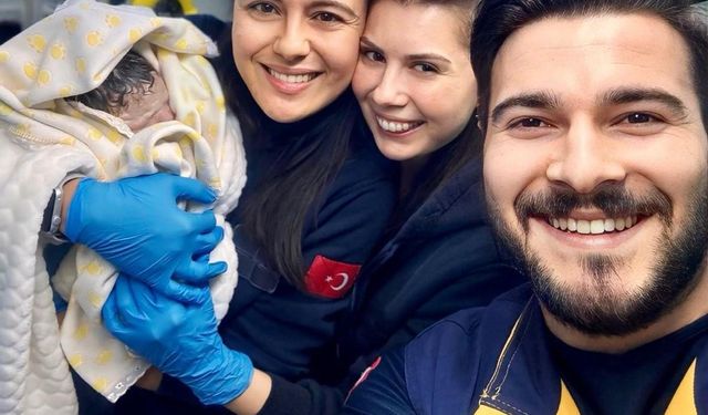 Sabırsız bebek dünyaya gözlerini ambulansta açtı