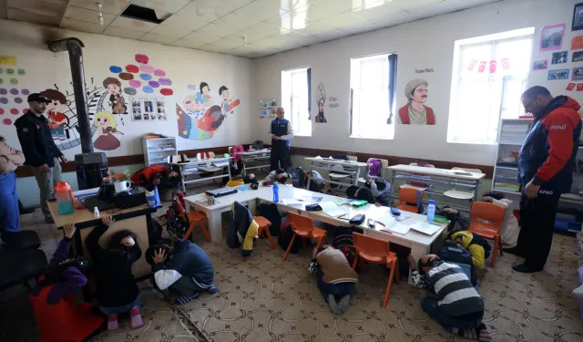 AFAD ekipleri Muş'ta öğrenci ve öğretmenleri deprem konusunda bilinçlendiriyor