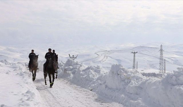 Van'da komandolar ve atlı birlikler devriye görevleriyle kaçakçılığı önlemeye çalışıyor