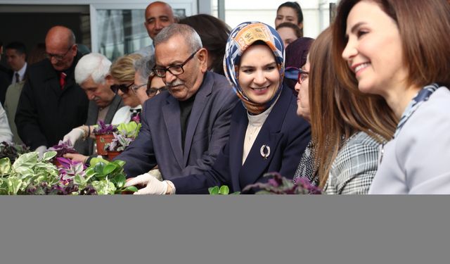 Aile ve Sosyal Hizmetler Bakanı Göktaş, huzurevi sakinleriyle çiçek dikti: