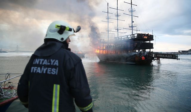 Alanya Balıkçı Barınağı'nda demirli iki tur teknesi yandı