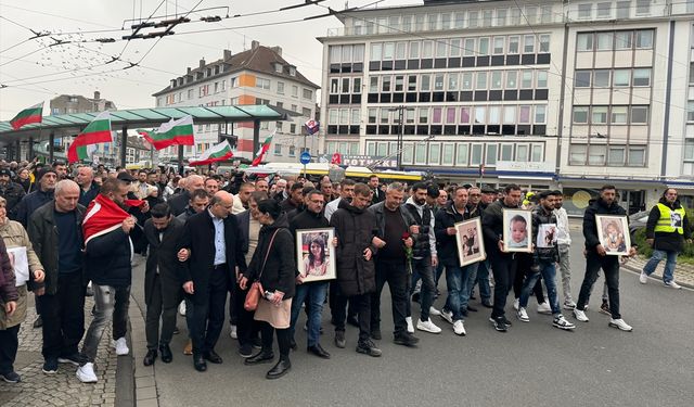 Almanya'da kundaklama sonucu çıkan yangında ölenler için yürüyüş ve anma töreni düzenlendi