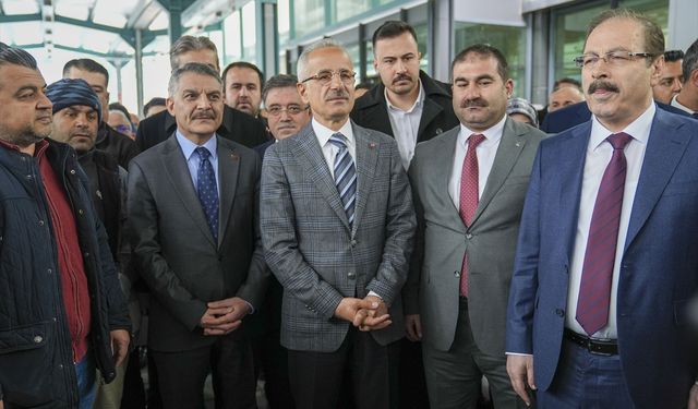Bakan Uraloğlu, Yerköy YHT Garı'nda vatandaşlarla buluştu: