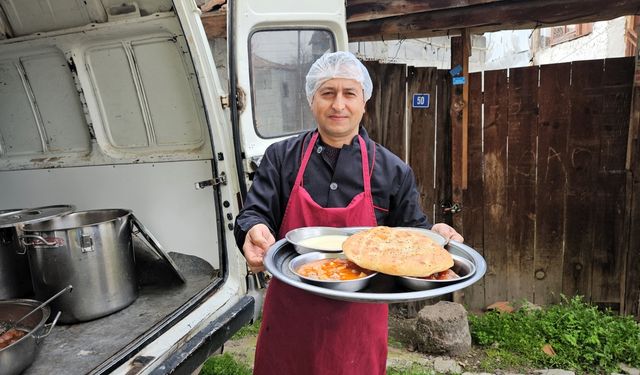 Balıkesir'in kırsal mahallesinde her ramazan kapı kapı iftar yemeği ikram ediliyor